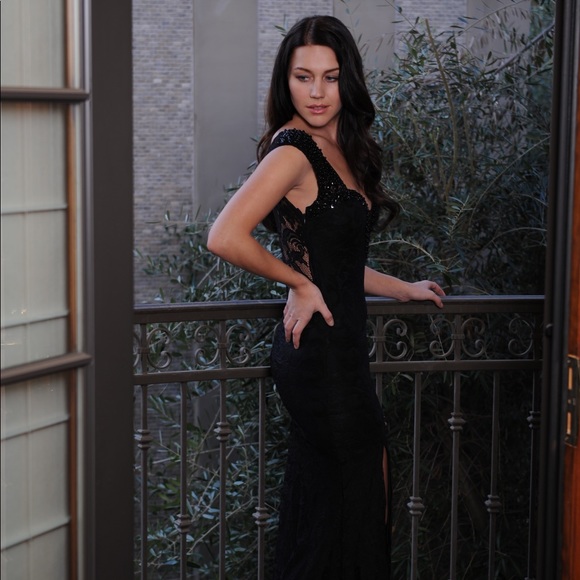 Lace gown with beaded shoulders - Picture 4 of 5